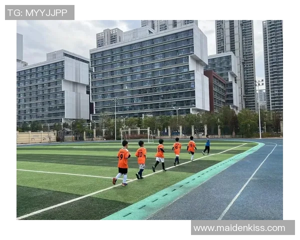 小学足球培养新模式助力青少年全面发展与健康成长